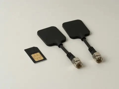 Micro SIM kart ve iki LTE anteni